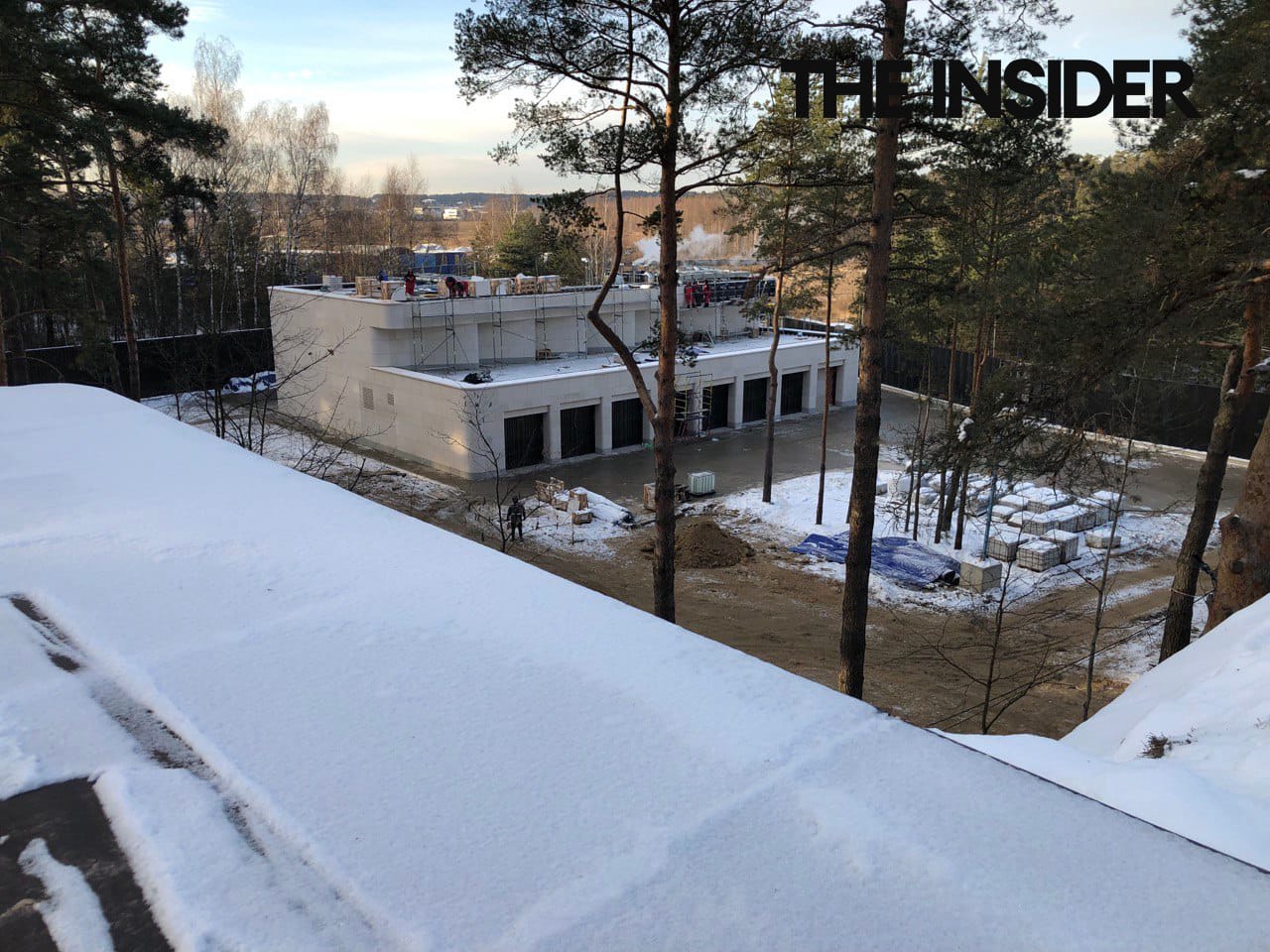 Окна в доме для персонала расположены так, чтобы не была видна хозяйская вилла