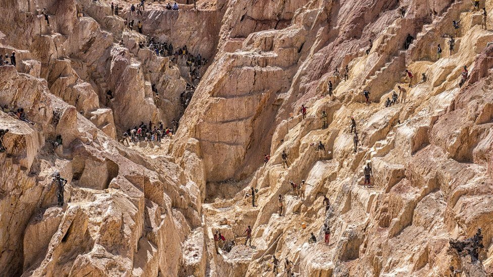 Золотые месторождения, футбольные турниры и конкурсы красоты. Би-Би-Си рассказало о деятельности Пригожина в ЦАР