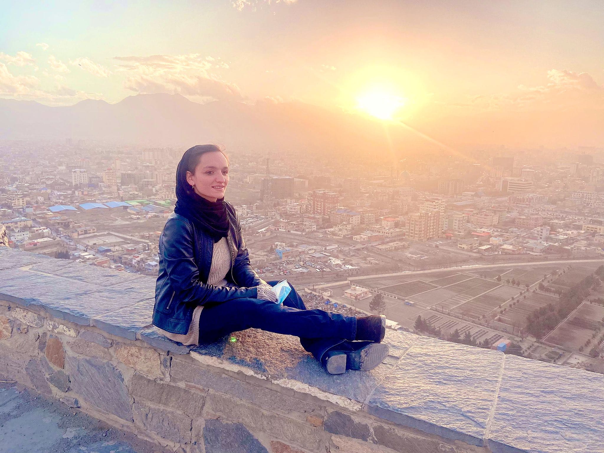 «Я сижу и жду, когда они придут и убьют меня. Не могу бросить семью». Женщина-мэр афганского города Зарифа Гафари отказалась покинуть страну