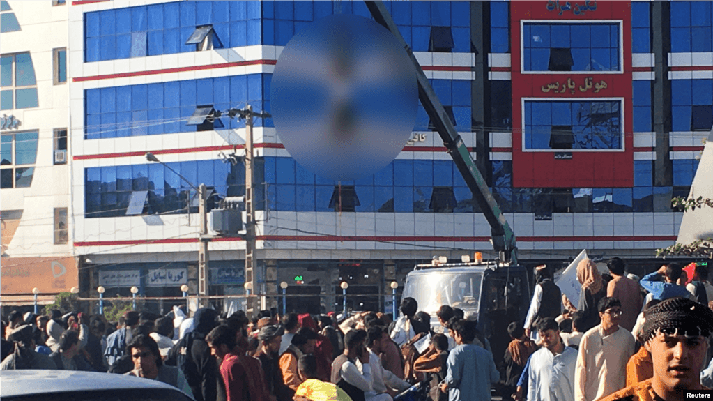 Талибы публично казнили четырех человек. Труп одного из них подвесили на кране в центре афганского города Герат