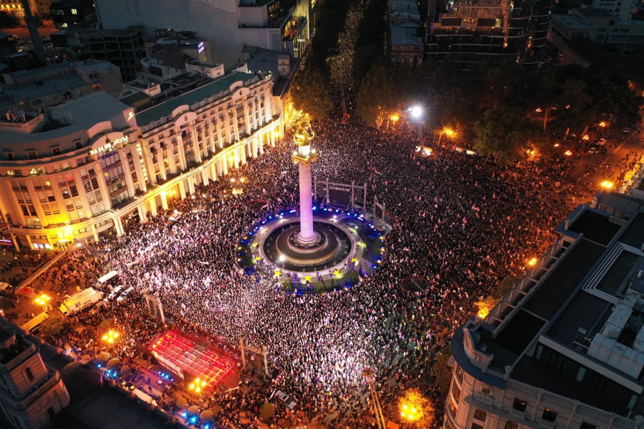 В Тбилиси десятки тысяч людей вышли на улицы с требованием освободить Михаила Саакашвили