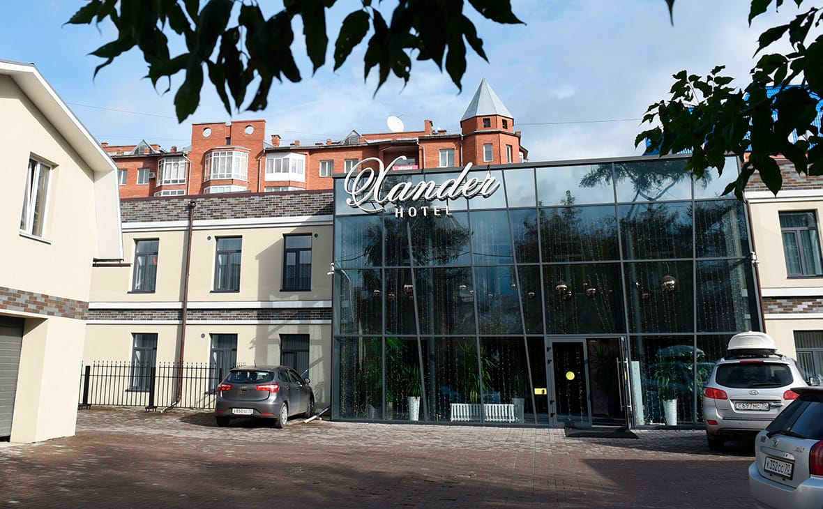 За 2 дня до заселения Навального в отель, где он был отравлен, там сменилась вся команда охраны — Певчих