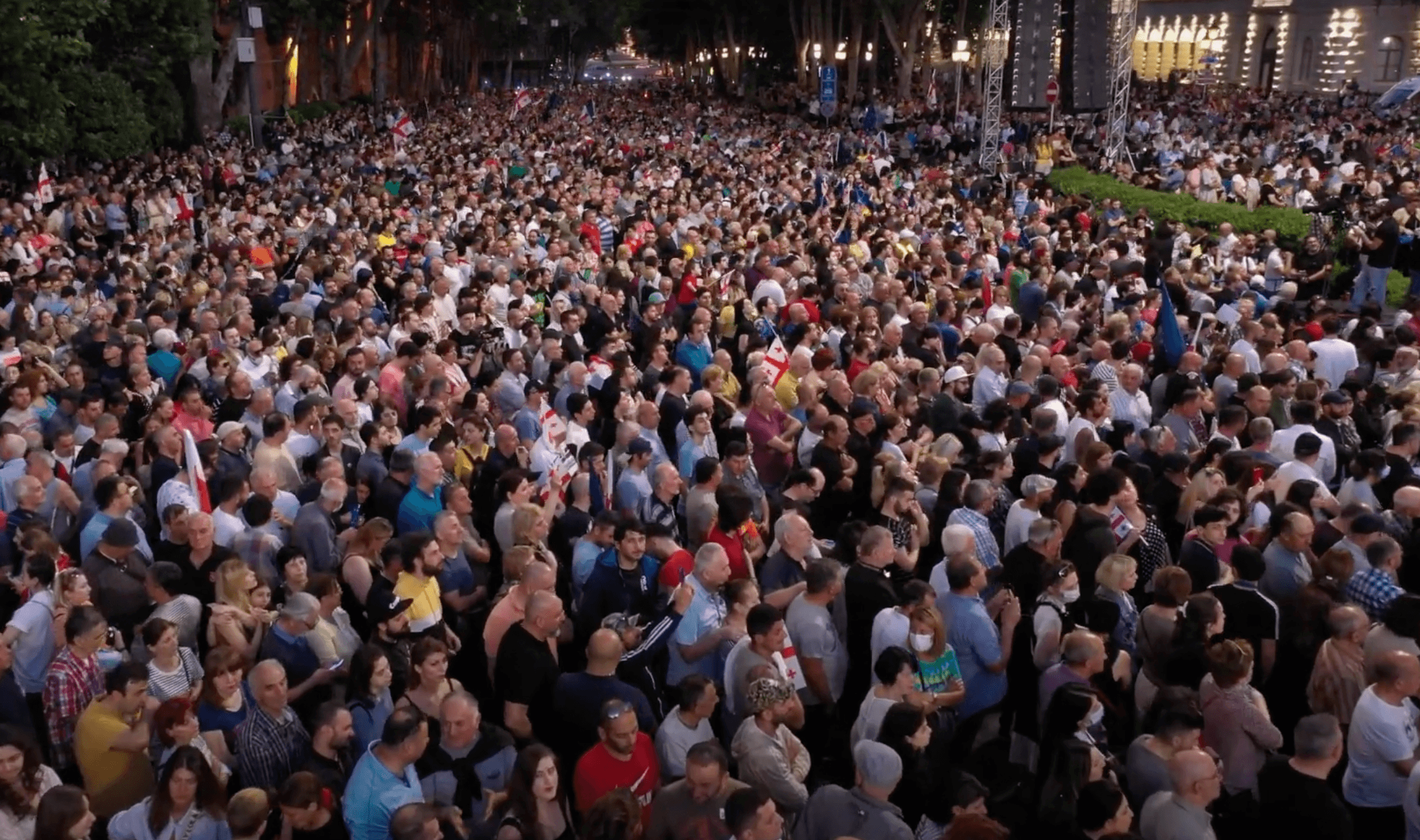 В Тбилиси начался массовый митинг в поддержку евроинтеграции. Тысячи людей требуют отставки премьера Гарибашвили