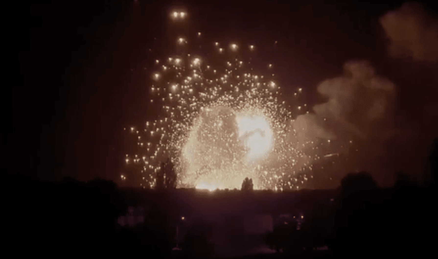 ВСУ нанесли удар по объекту Новой Каховке. В Херсонской ОВА сообщили о взрыве российского склада с боеприпасами. Видео