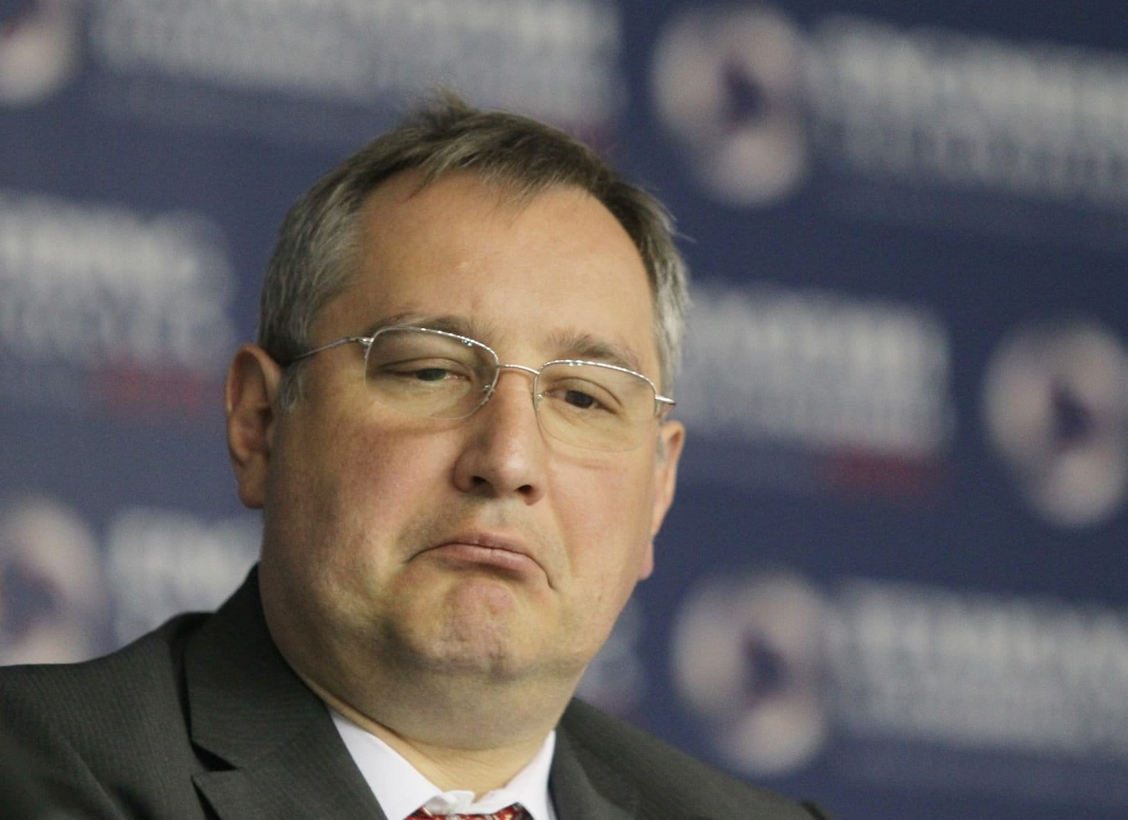 После увольнения Рогозина на сайте Роскосмоса перестал открываться раздел с его песнями