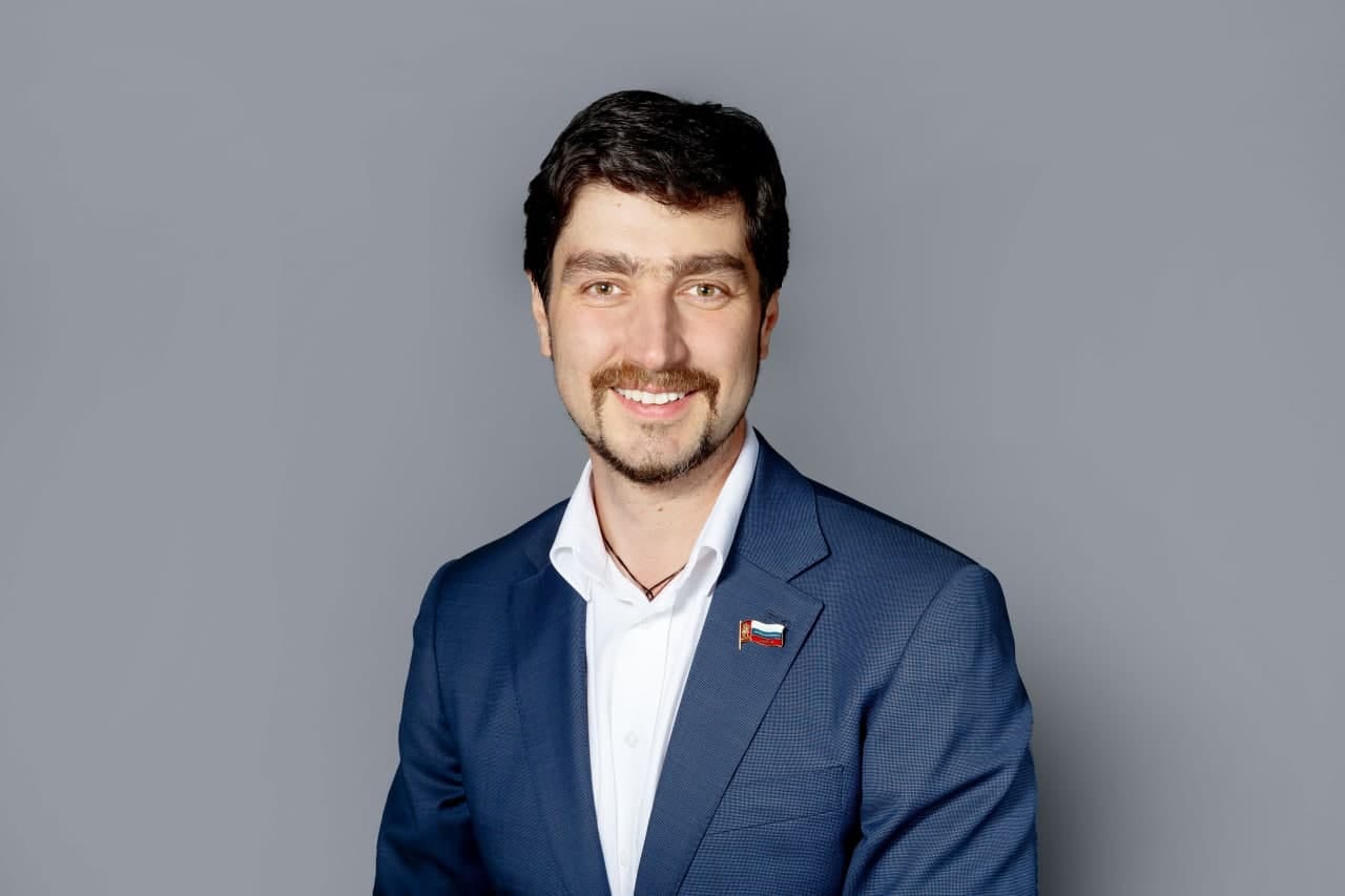 Главу московского округа Якиманка арестовали на 15 суток за стикер «Умного голосования» на машине, который наклеили неизвестные 