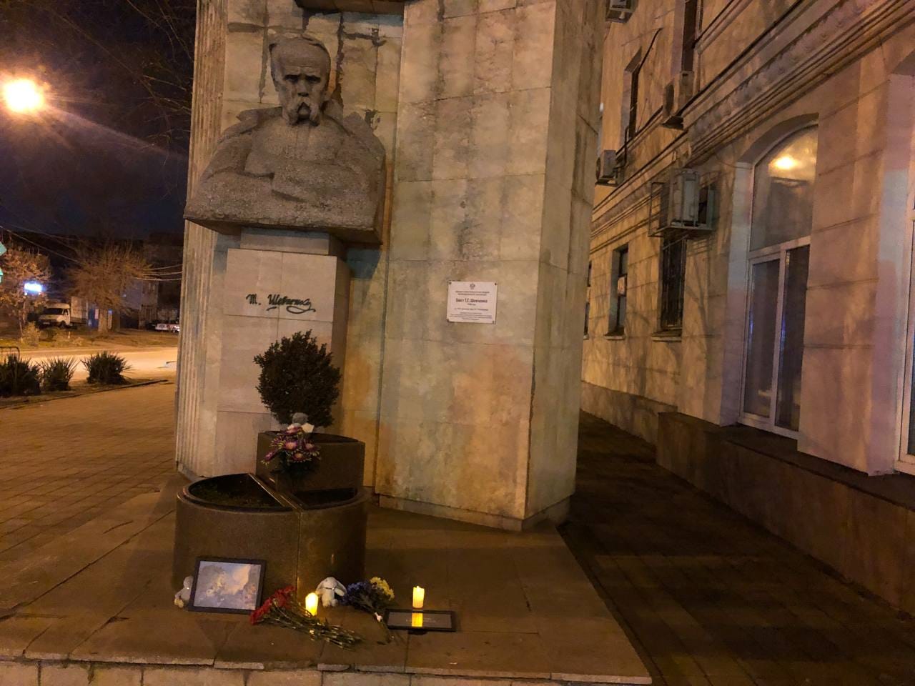 К памятнику Тарасу Шевченко в Краснодаре принесли цветы и фото разрушенного ракетой дома в Днепре