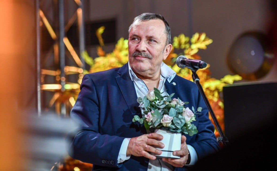 Суд отправил под домашний арест экс-директора новосибирского театра. Его сын-режиссер уехал из России, осудив войну