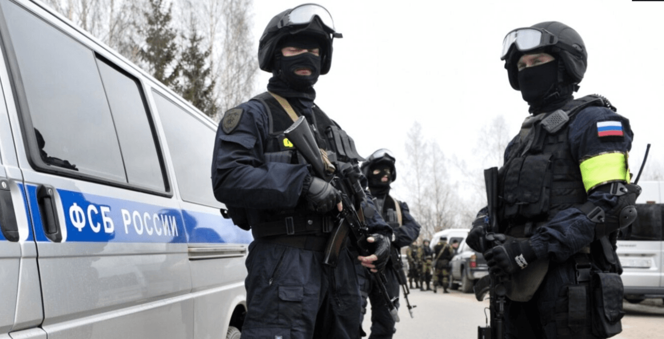 В Петрозаводске 18-летнего студента задержали по подозрению в госизмене. Он якобы агитировал россиян переходить на сторону Украины