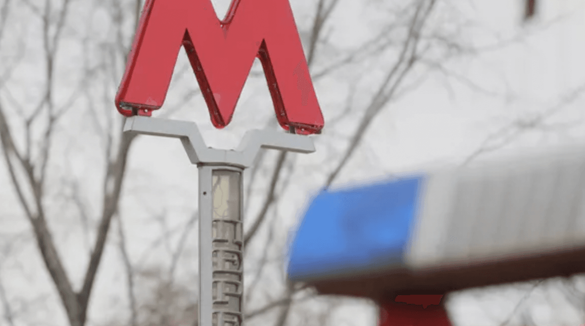 Мужчину арестовали в московском метро по доносу подглядывавшего в его смартфон пассажира