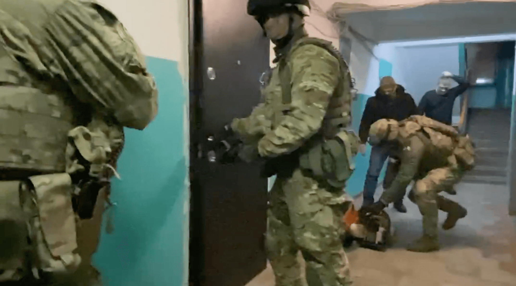 К жителю Ачинска ворвалась ФСБ и уложила его головой в пол за комментарий в интернете