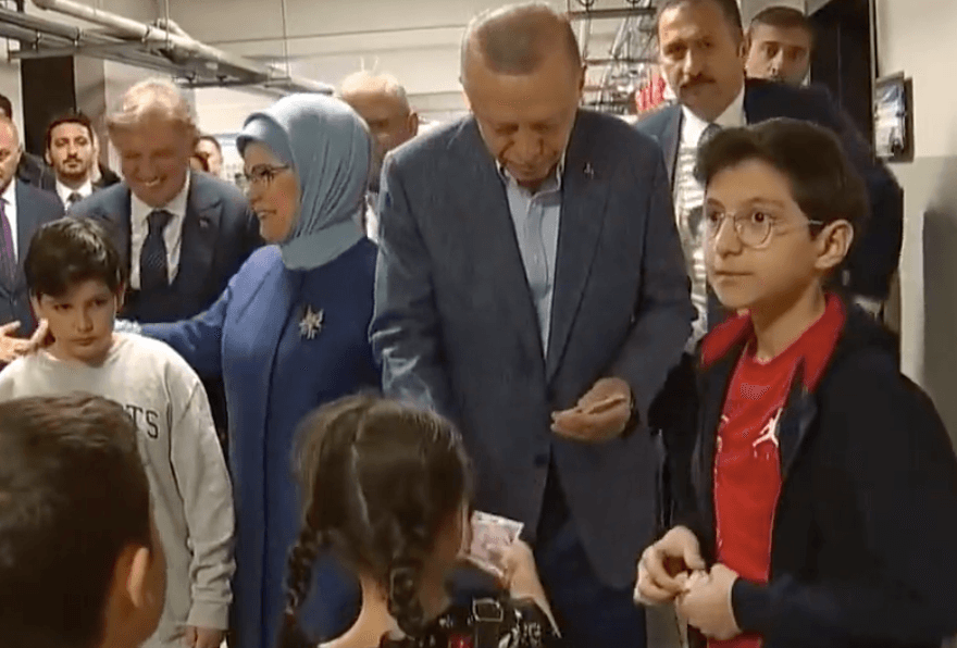 В день выборов в Турции Эрдоган раздавал деньги детям прямо на избирательном участке — видео