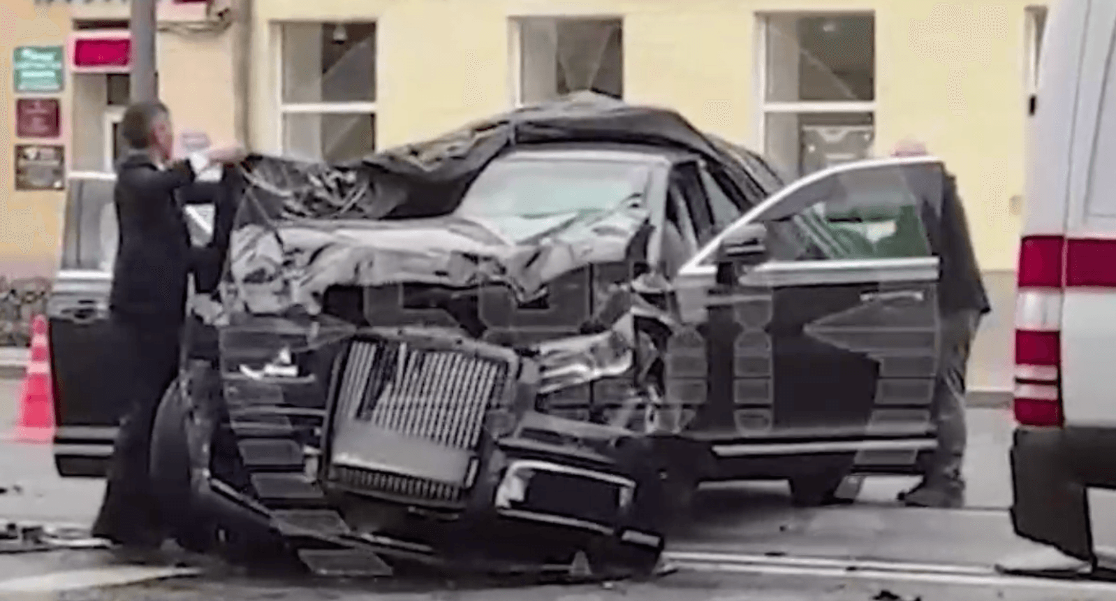 Закрепленный за патриархом Кириллом Aurus попал в аварию в центре Москвы — Baza