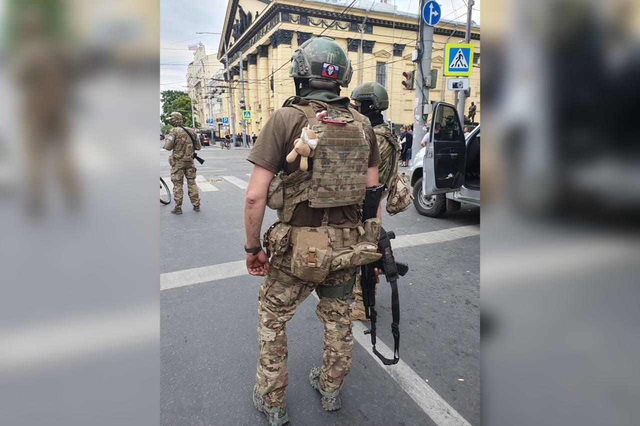 Взрывы, сбитый вертолет в ответ на обстрел автобуса с вагнеровцами, заминированные въезды в город. Что происходит в Ростове-на-Дону