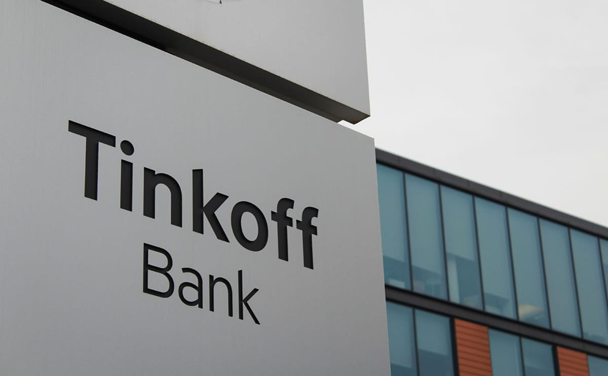 Приложение «Тинькофф банка» удалили из Google Play. Ранее банк попал под санкции США и Канады