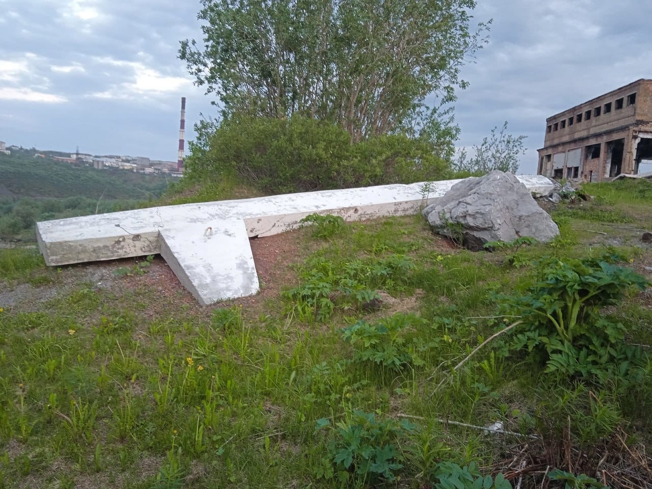 В Воркуте нашли разрушенным памятник польским узникам ГУЛАГа. Полиция сказала, что он мог упасть из-за погоды