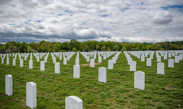 Россияне смогут получать на погребение родственников максимум 7 793,48 рублей через «Госуслуги»