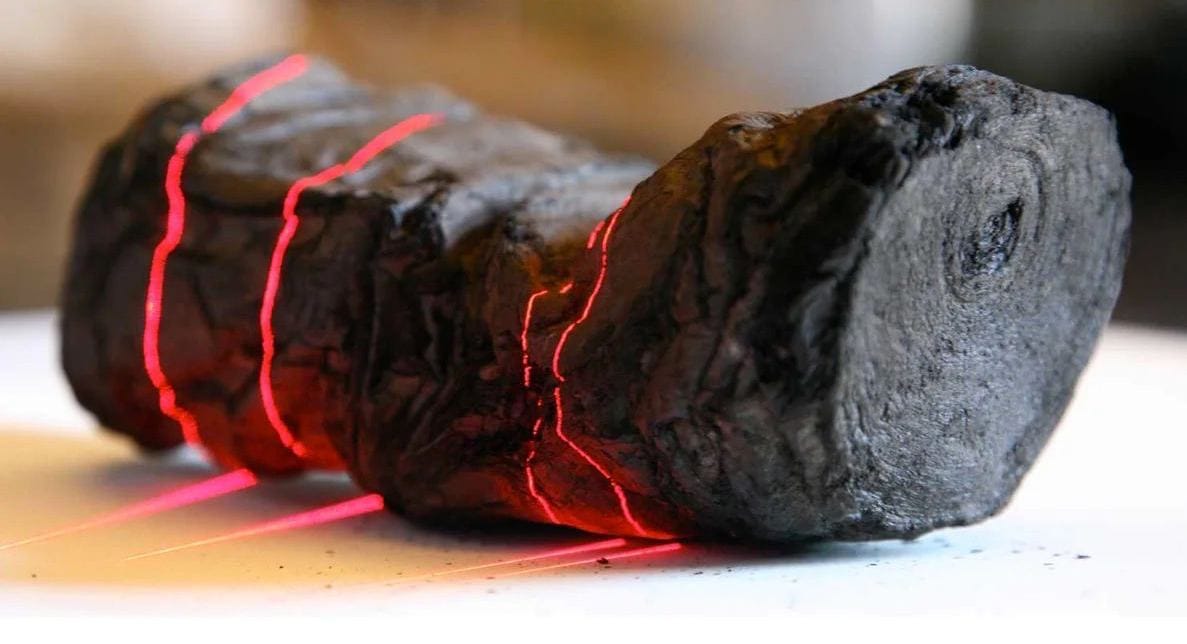 Студентам удалось расшифровать фрагмент древнего свитка, обугленного 2000 лет назад при извержении Везувия, с помощью машинного обучения