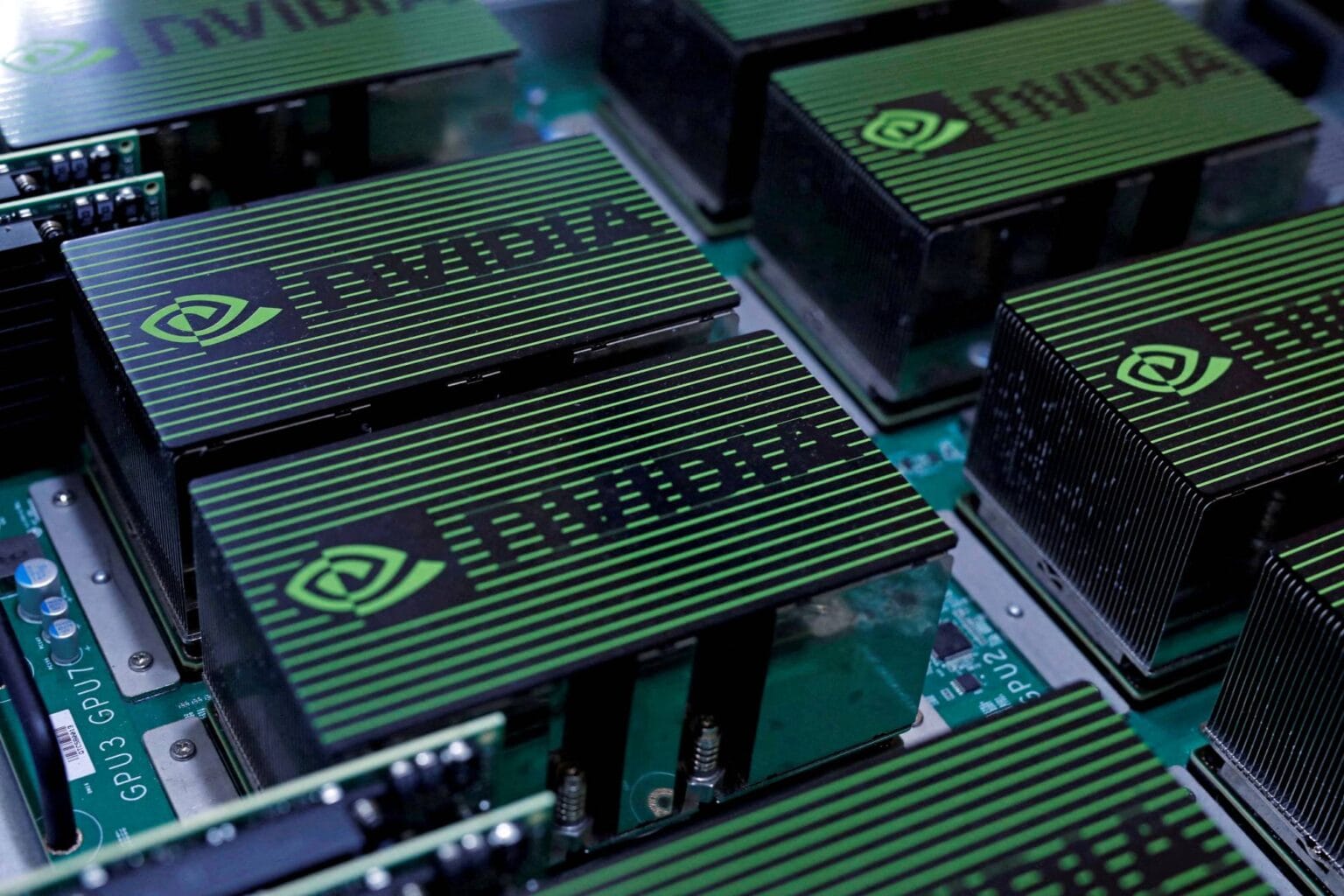 США прекратит поставки в Китай чипов текущего поколения от Nvidia и AMD. В список запрещенных стран также добавили Иран и Россию
