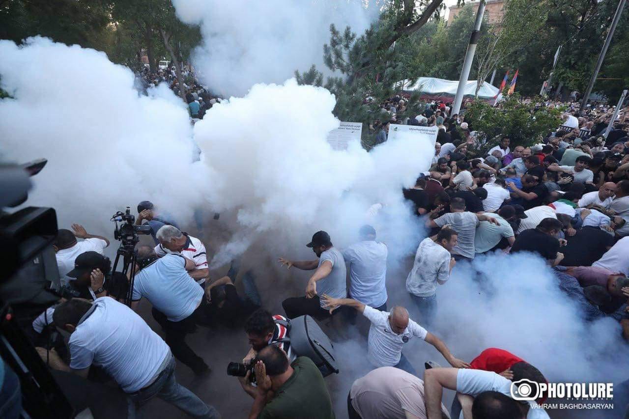 Арестованы 10 участников столкновений у парламента Армении. Еще два человека обвиняются в подкупе митингующих