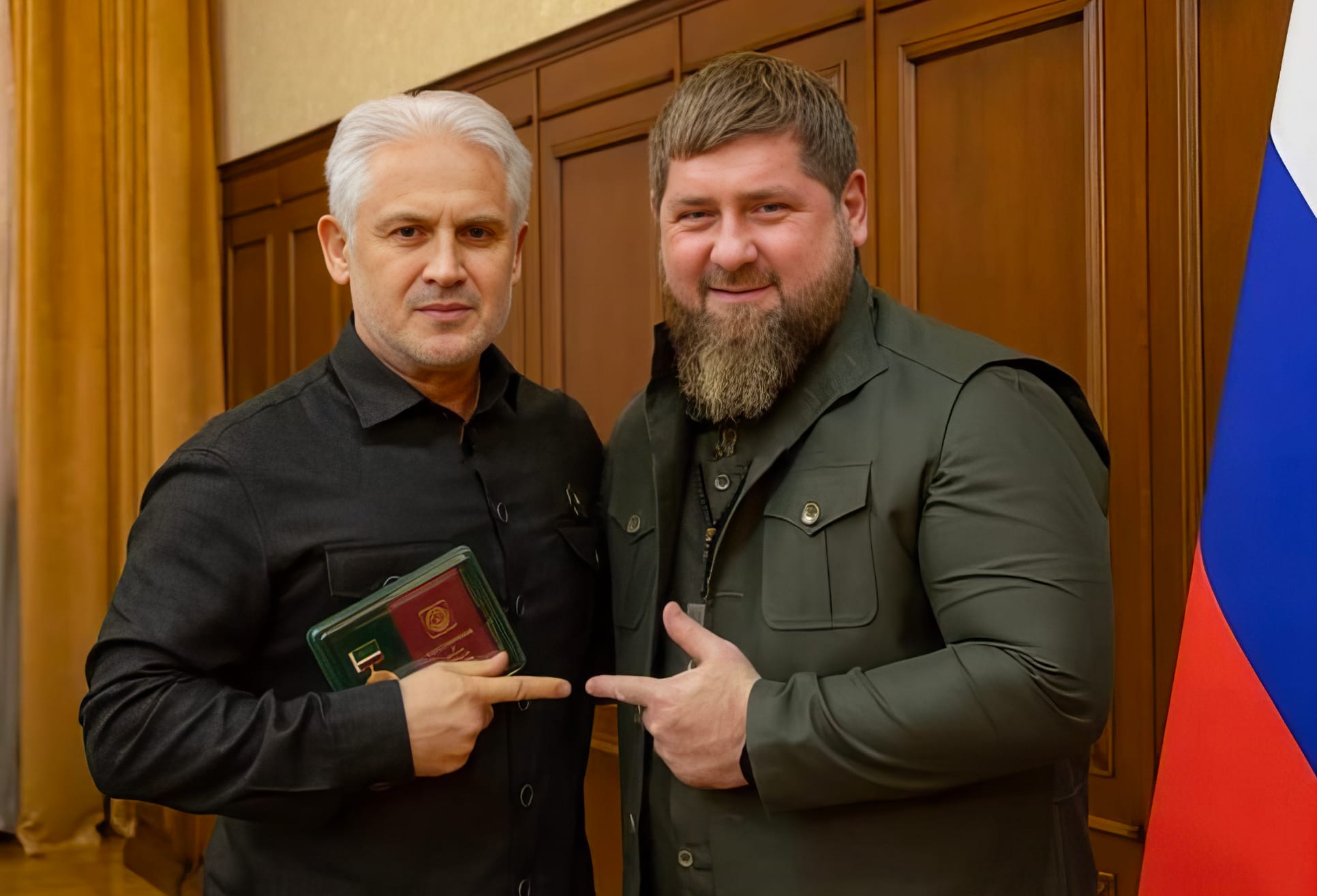 Экс-глава правительства Чечни, пытавший людей, попросил министра просвещения убрать из учебников теорию Дарвина, «духовно разлагающую детей»