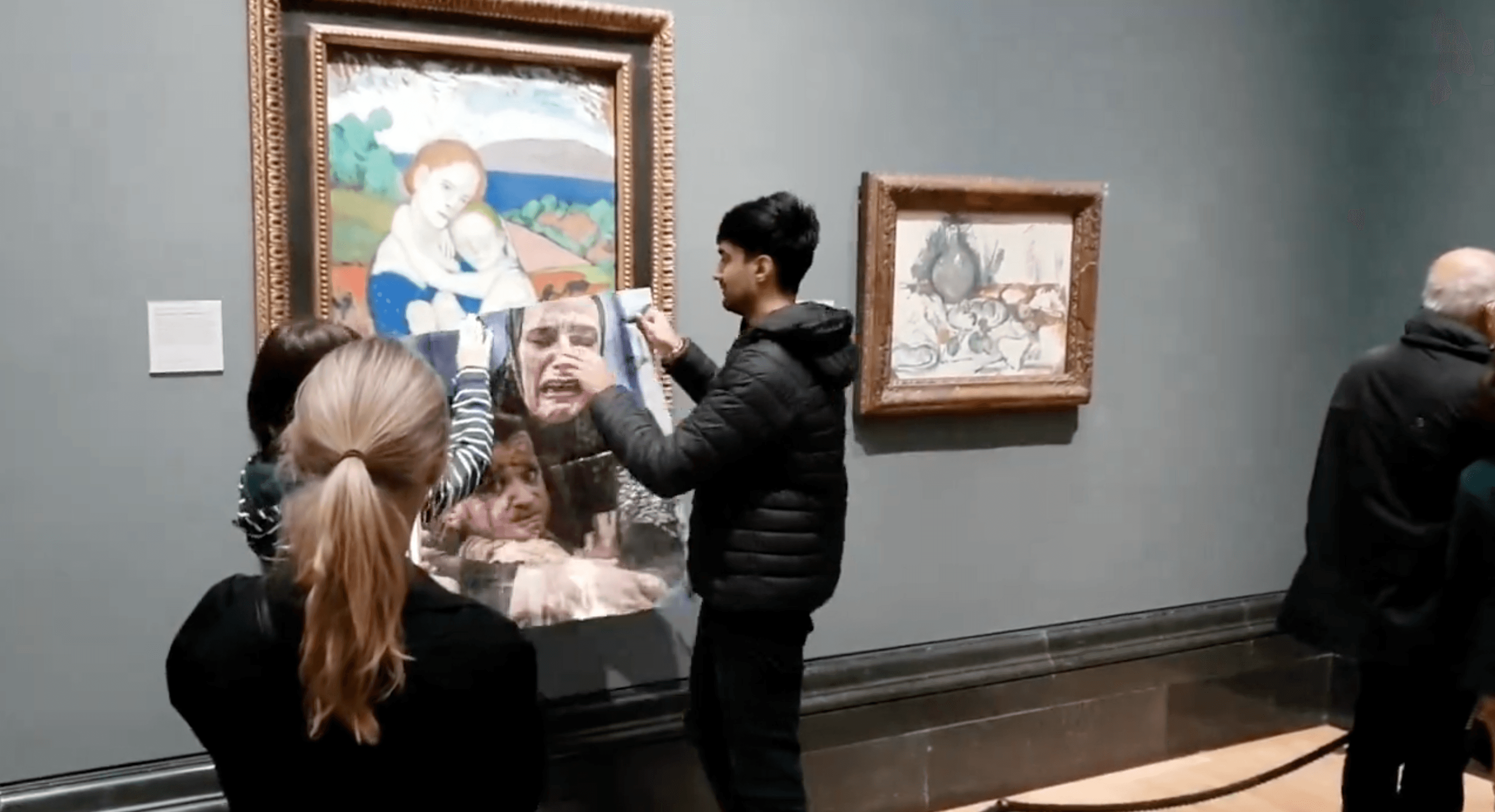 Активисты Youth Demand пытались наклеить на картину Пикассо фото женщины с ребенком из Газы