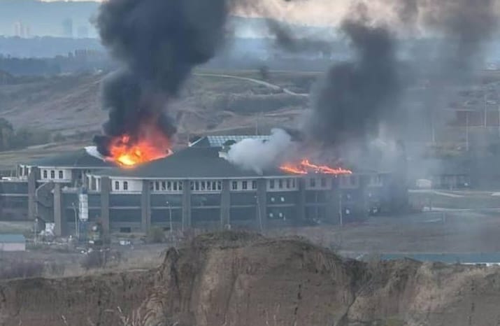 Беспилотник впервые атаковал территорию Чечни, загорелось здание Университета спецназа им. Путина в Гудермесе