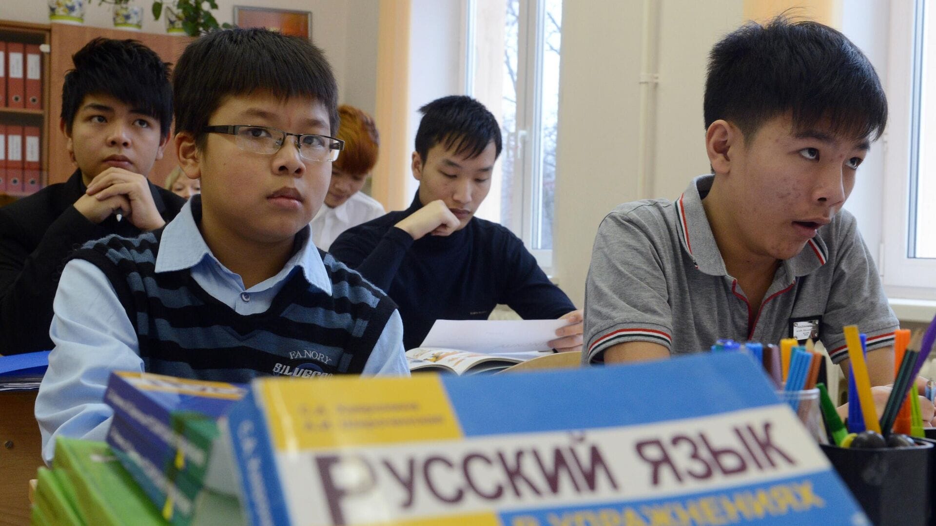 Госдума запретила брать в школы детей мигрантов без знания русского языка