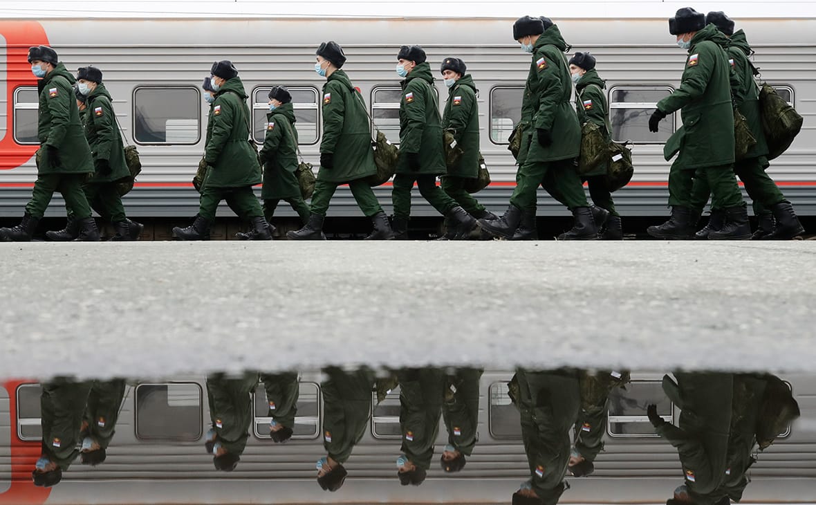 В Госдуму внесли законопроект, который позволит забирать россиян в армию в течение года после решения медкомиссии