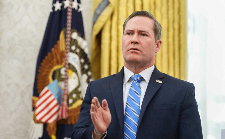 Советник Трампа по нацбезопасности Уолтц по ошибке включил журналиста в чат в Signal, где анонсировал удары по хуситам