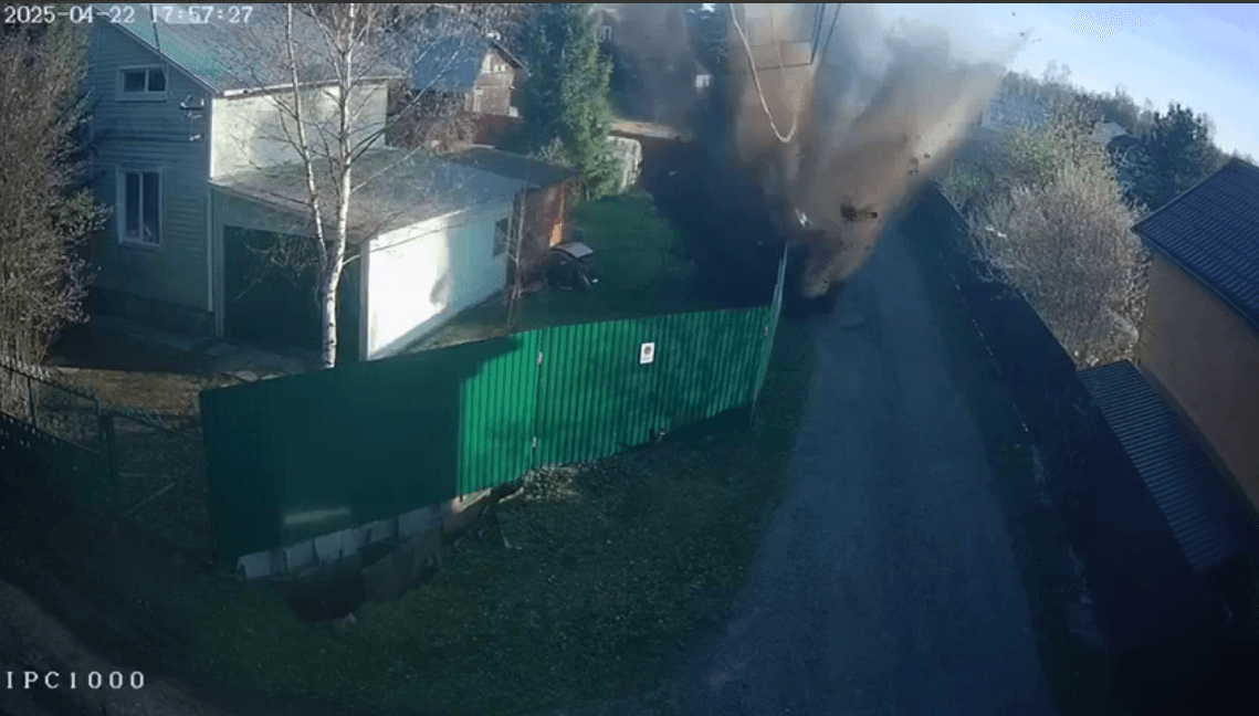 Боеприпасы с арсенала во Владимирской области разлетелись в радиусе более 5 км. Власти перекрыли дороги и закрыли небо для полетов