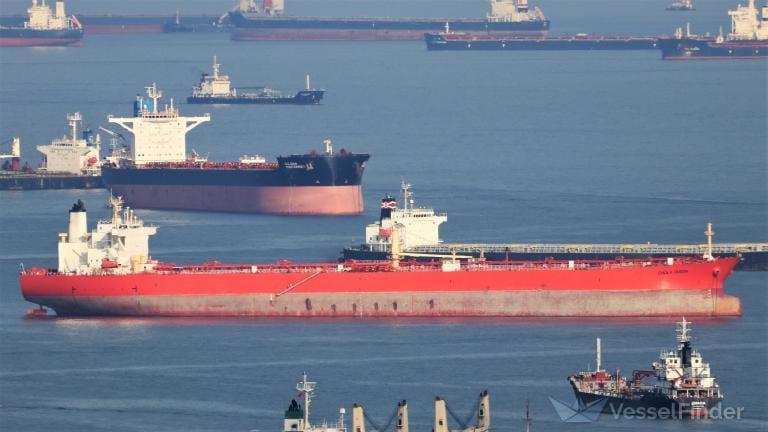 Следовавший в Индию танкер с российской нефтью сменил курс после ввода американских санкций — Bloomberg