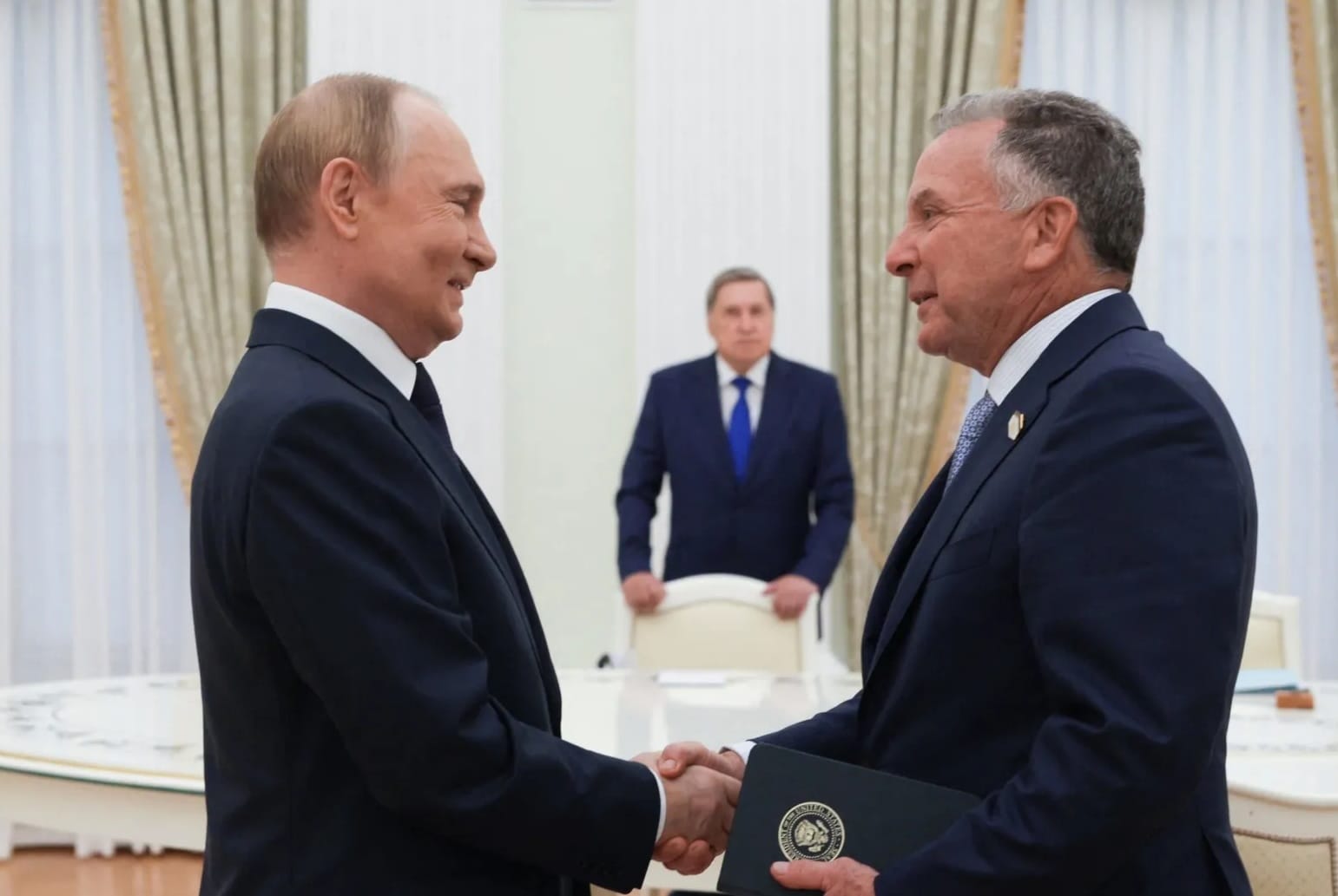 «Я передам им эту бумагу, а они пусть сделают как свою»: Bloomberg опубликовал прослушки Уиткоффа, Ушакова и Дмитриева