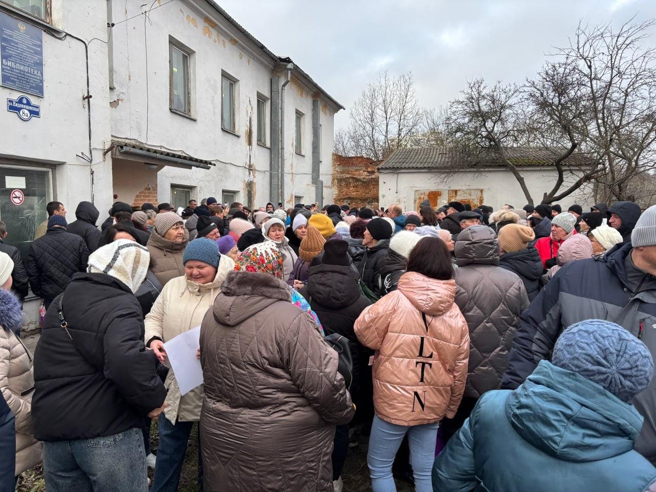 До 200 жителей курского приграничья вышли на митинг за сохранение выплат для переселенцев, их обвинили в «работе на врага»