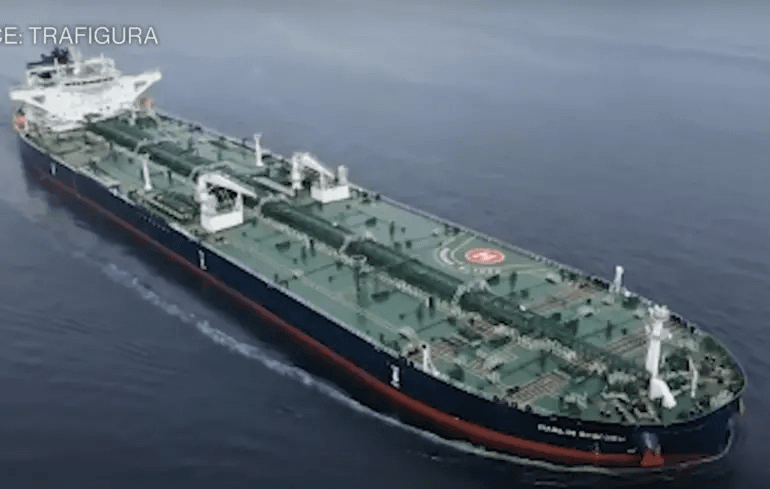 Как минимум 4 супертанкера, предназначенных для венесуэльской нефти, развернулись в море после задержания США одного из судов 