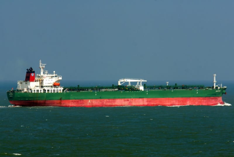 У берегов Омана поражен нефтяной танкер MKD Vyom