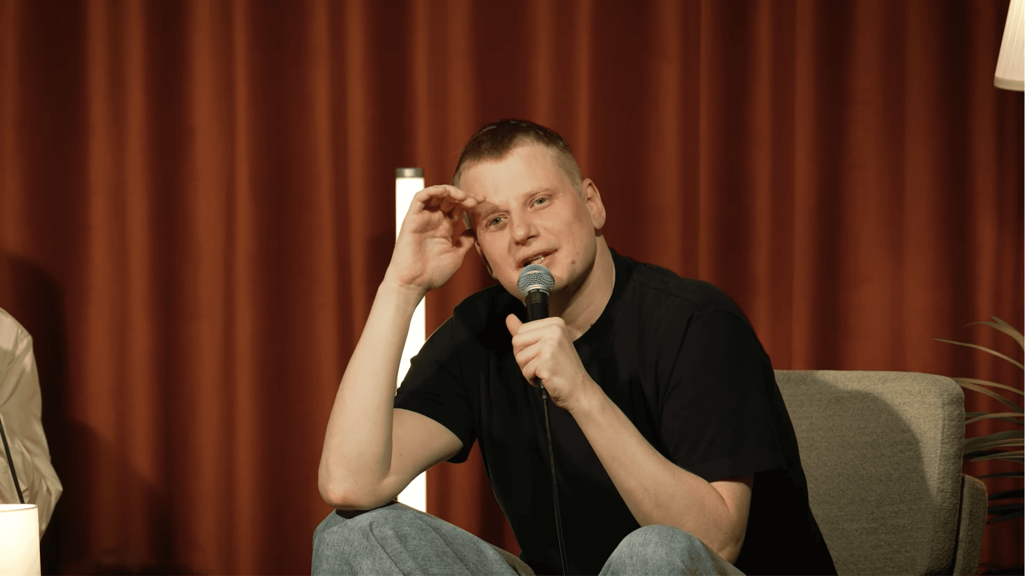 Фейк кремлевских СМИ: лишенный российского гражданства стендапер Комиссаренко разочаровался в европейской демократии