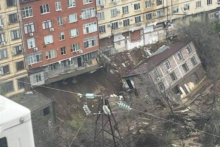 Наводнения в Дагестане: рухнул жилой дом, погибла женщина, эвакуируют тысячи людей