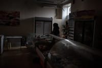 Один из немногих магазинов, все еще работающих без электричества в Бахмуте