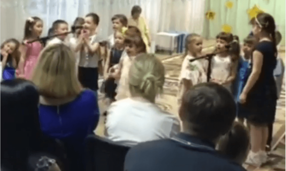 "Это путинюгенд, по-моему". В Нижневартовске детсадовцев заставили петь "Дядя Вова, мы с тобой"