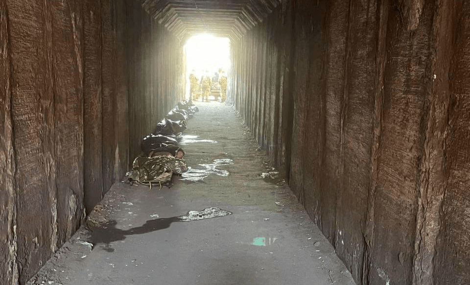 В Мариуполе российские солдаты свозят тела убитых мирных жителей в подземные переходы и другие «пункты сбора» — горсовет