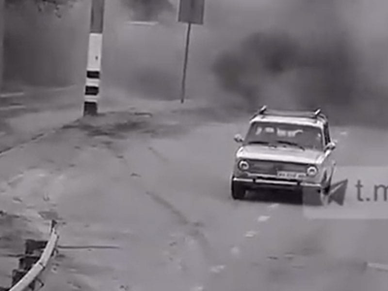 В сети появилось видео обстрела жилых домов в пригороде Харькова кассетными бомбами