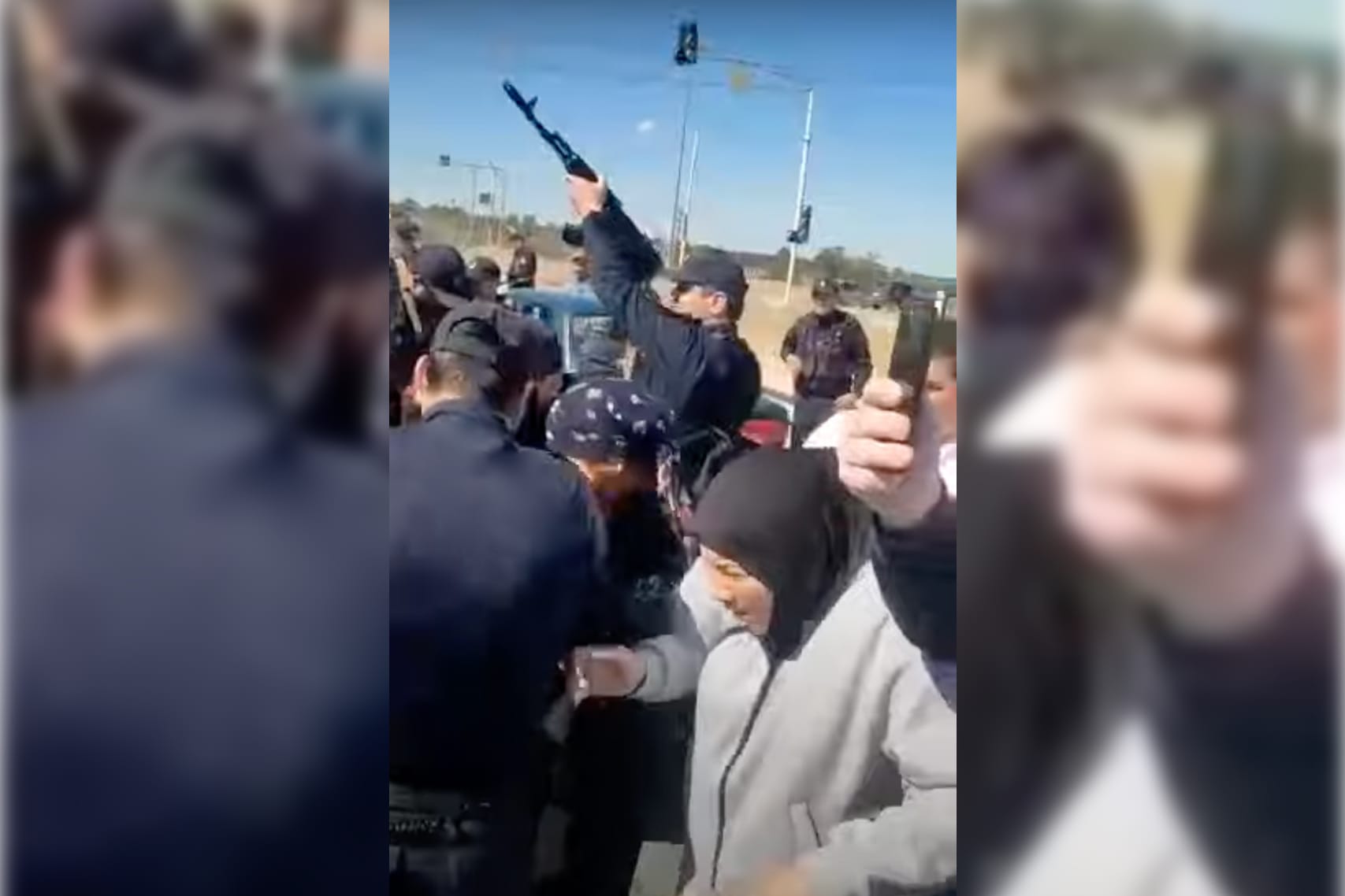 В Дагестане полиция открыла стрельбу в воздух во время протеста против мобилизации. Видео