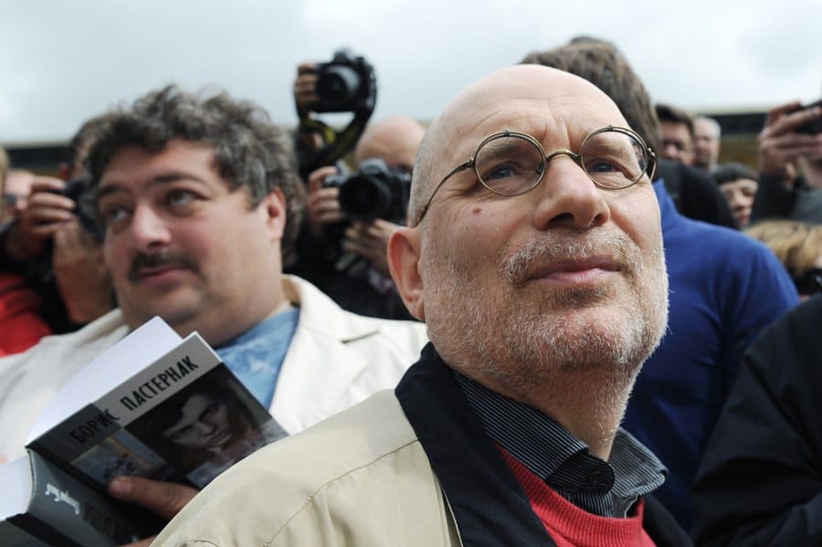 Издательство АСТ приостанавливает распространение книг Акунина и Быкова — из-за их публичных заявлений