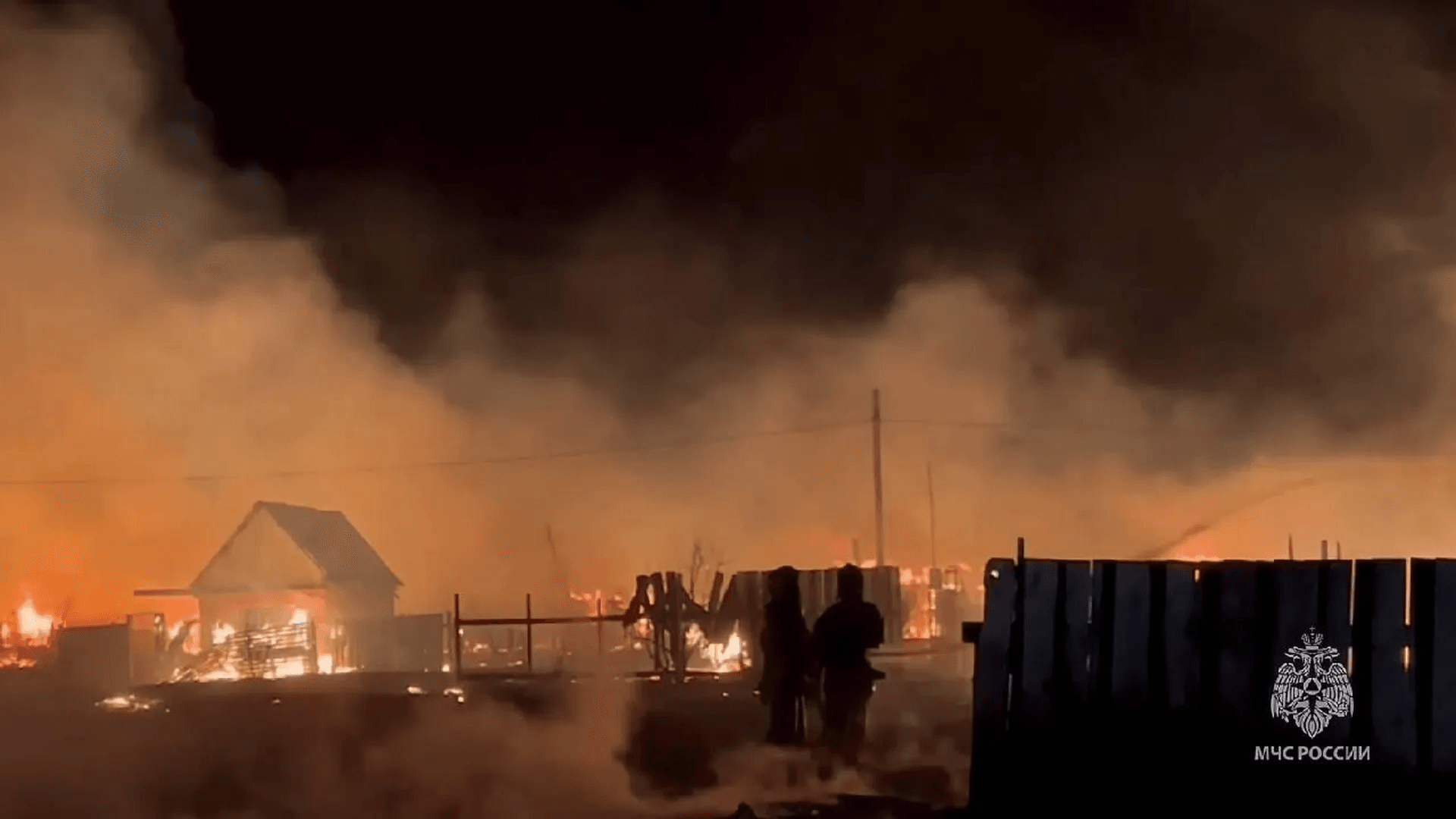 В России начался сезон лесных пожаров. В Бурятии горят жилые районы