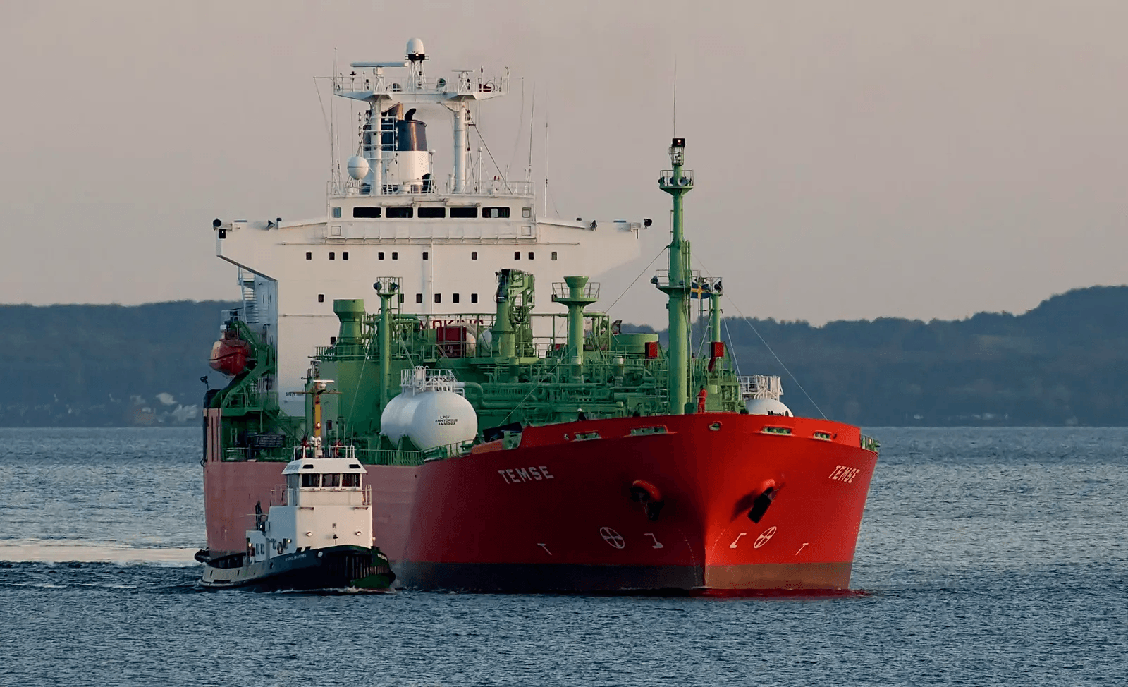 В Балтийское море зашел очередной танкер без регистрации. Его поведение указывает на принадлежность к «теневому флоту» России