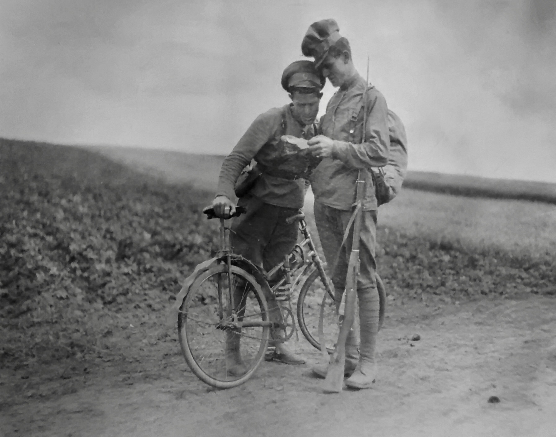 Офицер проверяет документы у дезертира. Около Могилева, 1917 г.