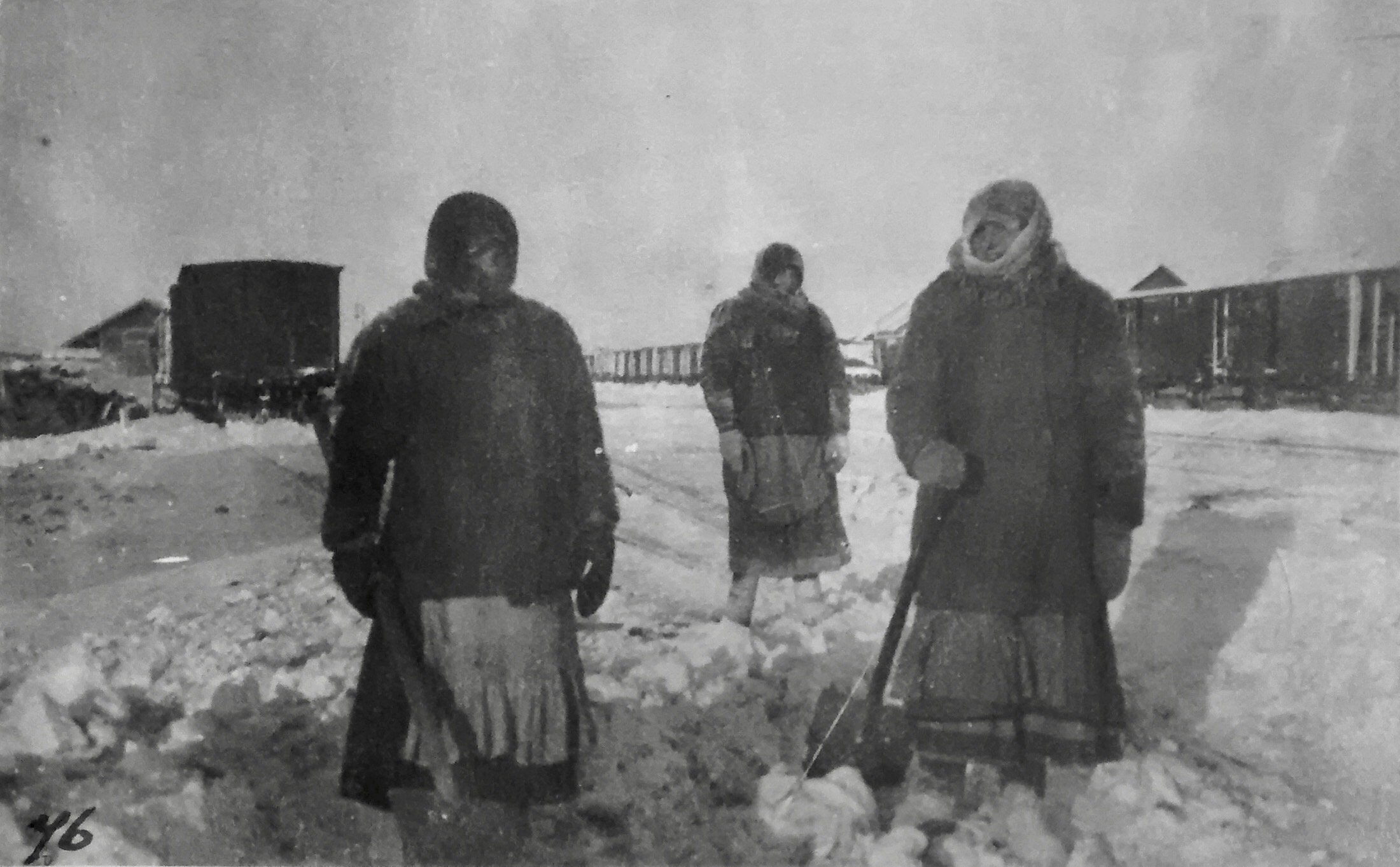 Женщины убирают снег на железной дороге. Под Красноярском.