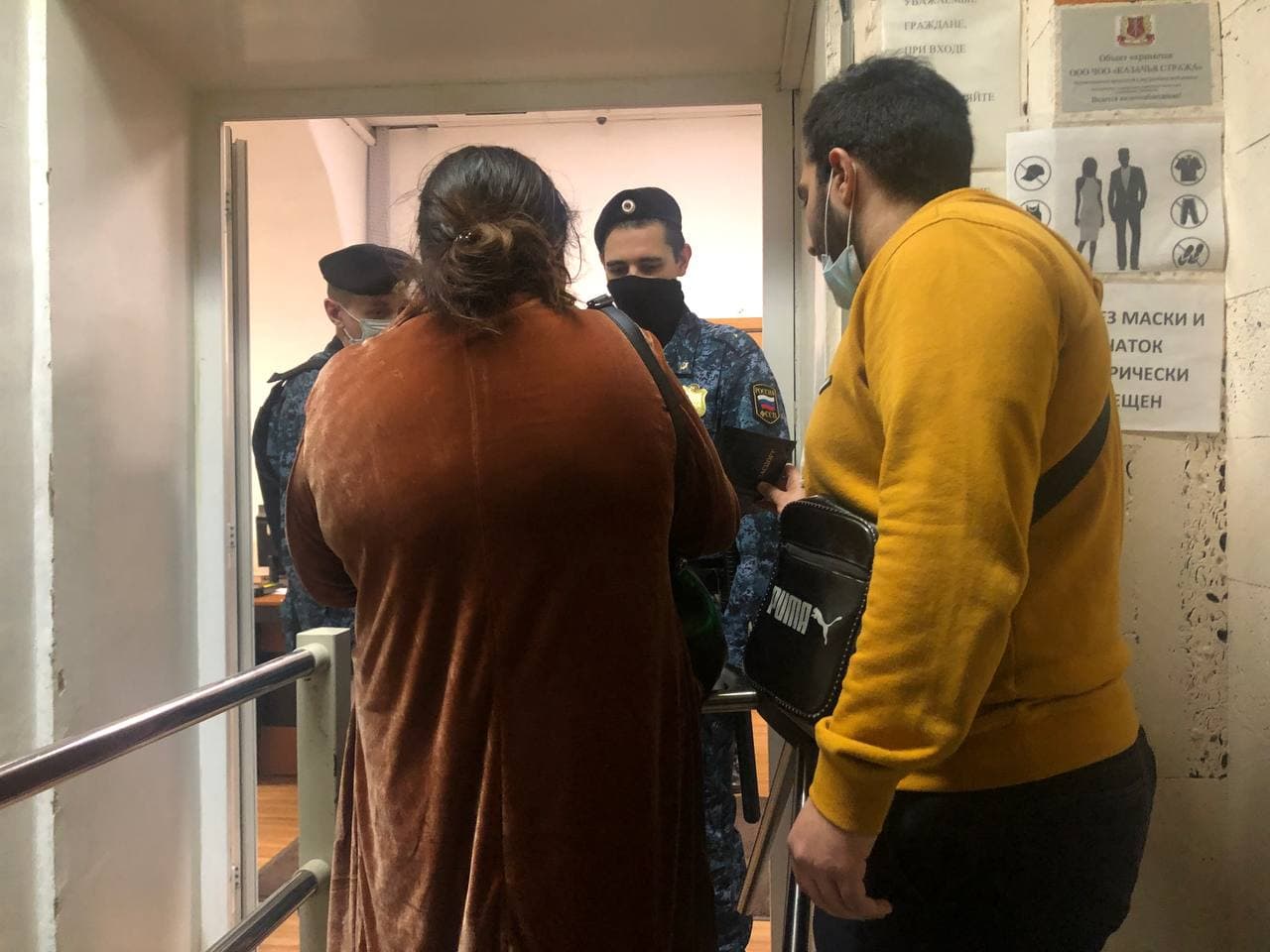 Мать Арамяна уговаривает приставов пустить ее в суд