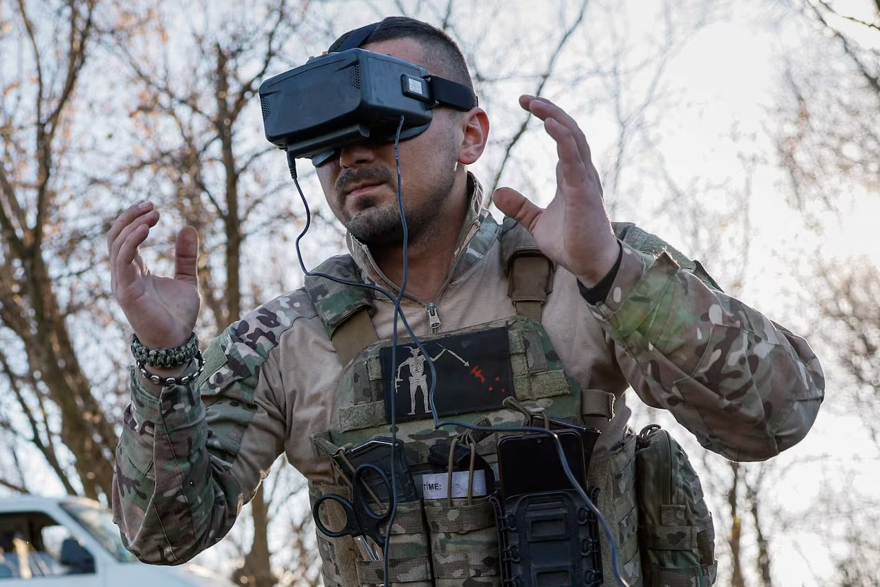 Оператор FPV-дрона за работой